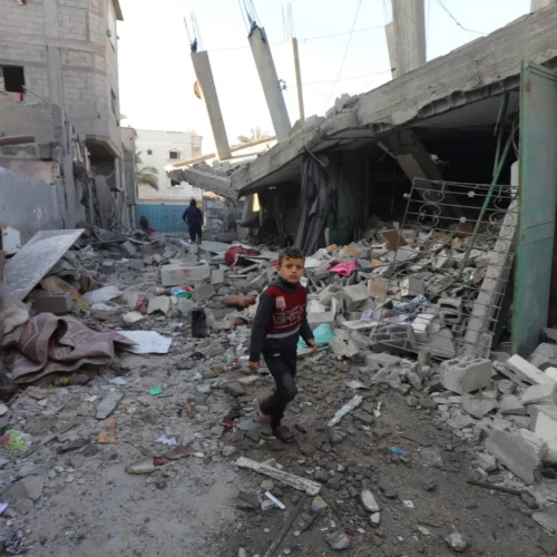 un enfant au milieu des decombres apres une frappe israelienne sur le camp de nuseirat dans la bande de gaza photo sipa apaimages 1703944594 jpg L’œil est dans les décombres