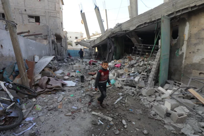 un enfant au milieu des decombres apres une frappe israelienne sur le camp de nuseirat dans la bande de gaza photo sipa apaimages 1703944594 jpg Raza Gaza