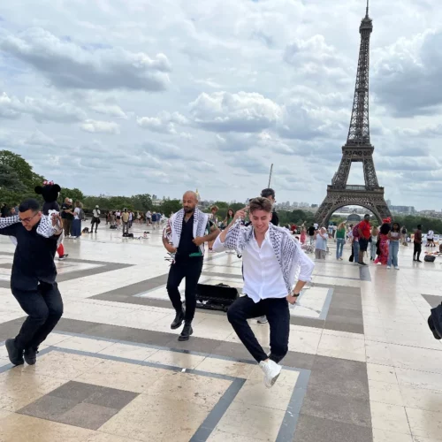 Une image contenant ciel, chaussures, habits, plein air Description générée automatiquement