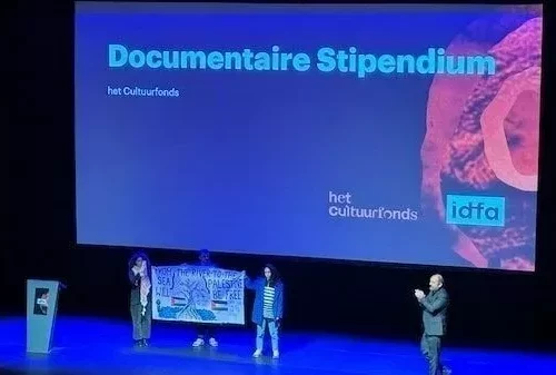 Une image contenant texte, médias, Appareil de présentation, présentation Description générée automatiquement