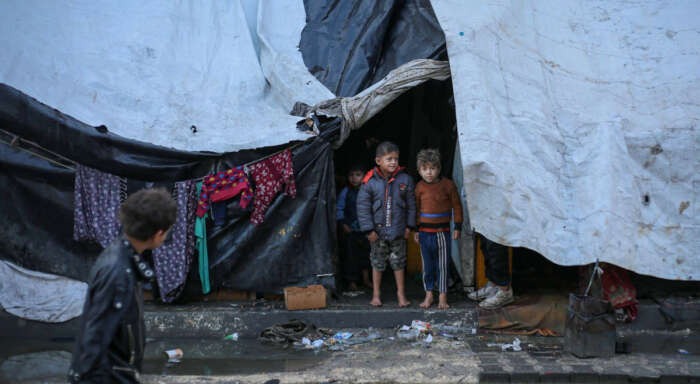 Deux enfants se tiennent pieds nus devant une tente qui leur sert de refuge dans la ville de Rafah au sud de la bande de Gaza. © UNICEF UNI521798 El Baba Massacres après massacres Israël continue d’assassiner les enfants de Gaza dans une indifférence quasi générale : en Palestine, c’est l’avenir de l’humanité qui se joue