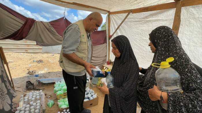 Abu Amir 11 aout 24 distrib2 scaled 1 Complément au témoignage d’Abu Amir du 11 août 2024 sur la désinfection des camps de déplacé.e.s