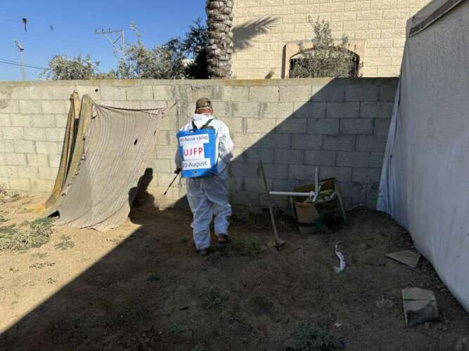 Abu Amir 11 aout desinfectants IMG 4715 Témoignage d'Abu Amir, le 13 août 2024 : élargissement des interventions de désinfection, travail psychologique et aide alimentaire