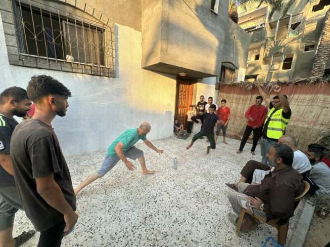 Abu Amir 19 aout 24 atelier hommes IMG 5397 1 Témoignage d'Abu Amir, le 19 août 2024 : ateliers de soutien et lutte contre les insectes