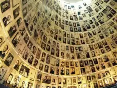 salle noms yad vashem jerusalem 630x473 1722371321 Drapeaux, médailles, Justes, souvenir de la persécution nazie….