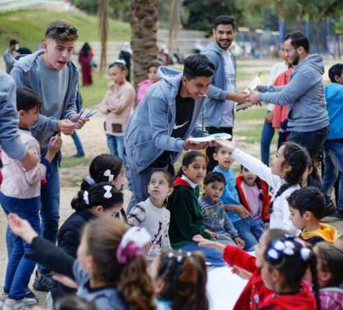 Une image contenant habits, personne, plein air, garçon Description générée automatiquement