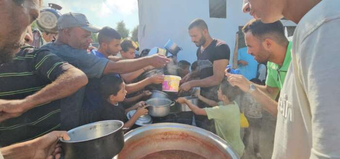 Abu Amir 4 octobre repas IMG 8534 Rapport d'activités de l'équipe de l'UJFP à Gaza - semaine du 28 septembre au 4 octobre 2024