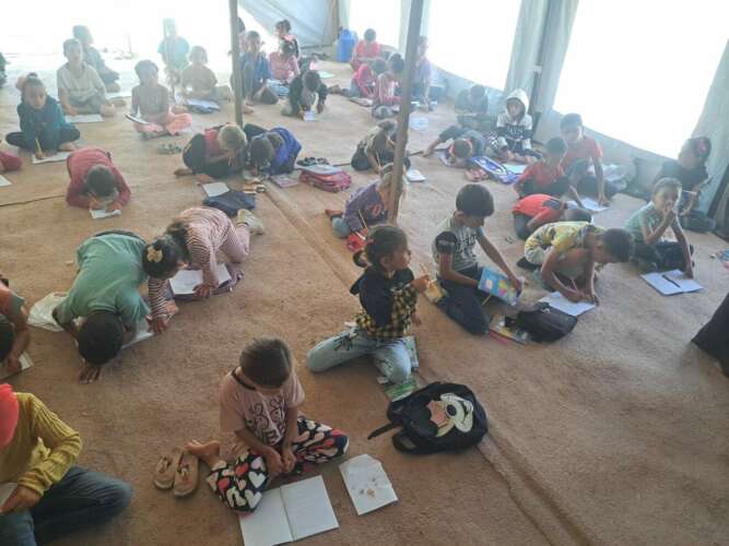 Ibn Sina 26 octobre 24 groupe ecoliers 1320x990 1 Témoignage de Marsel, le 26 octobre 2024 : en dépit du massacre au nord de Gaza, l’équipe d’Ibn Sina continue de travailler sous la Tente Solidaire