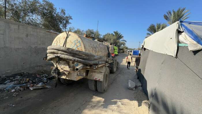 Témoignage de Gaza, le 29 octobre 2024 : initiative pour améliorer l’environnement sanitaire dans les camps de déplacés / suivi de la situation humanitaire dans la bande de Gaza 1 Abu Amir 29 10 24 evacuation des eaux usees IMG 9990 1320x743 1 Témoignage de Gaza, le 29 octobre 2024 : initiative pour améliorer l’environnement sanitaire dans les camps de déplacés / suivi de la situation humanitaire dans la bande de Gaza