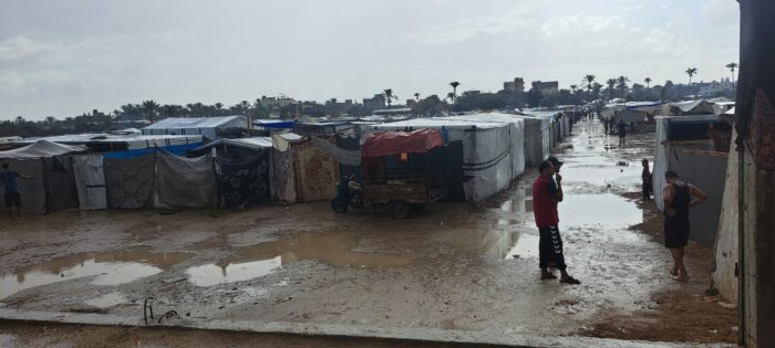 tente pluie 1 700x315 1 Témoignage d'Abu Amir, le 8 novembre (suite) : l'hiver qui vient pour les déplacés qui vivent sous tente