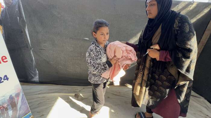 Abu Amir 17 12 24 fournir des vetement aux enfants IMG 3293 Témoignage d'Abu Amir, le 17 décembre 2024 – Les enfants des camps de déplacés : le froid de l’hiver dans le feu de la guerre