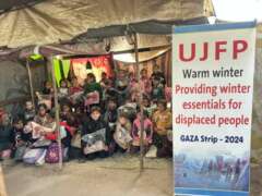 Abu Amir 29 12 24 distribution de vetemments Témoignage d'Abu Amir, le 29 décembre –  Hiver glacial à Gaza : « Hiver à l’abri » pour alléger les douleurs