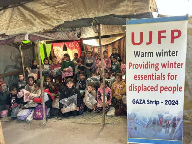 Abu Amir 29 12 24 distribution de vetemments Témoignage d'Abu Amir, le 29 décembre –  Hiver glacial à Gaza : « Hiver à l’abri » pour alléger les douleurs