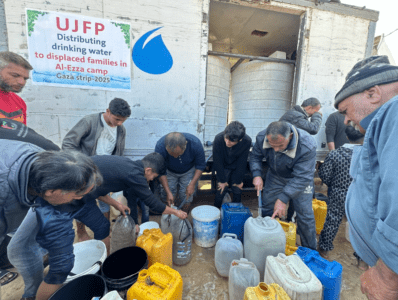 Abu Amir 30 janvier 2025 distribution deau Témoignage d'Abu Amir, le 30 janvier 2025 - Le camp Al-Ezza à Deir al-Balah : la souffrance des déplacés face à la diminution de l'aide humanitaire