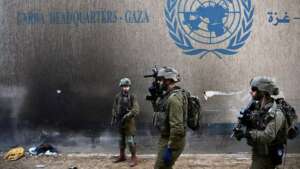 israeli soldiers seen near the unrwa headquarters in gaza city Ce que l’interdiction de l’UNRWA par Israël signifie pour des millions de Palestiniens : en chiffres