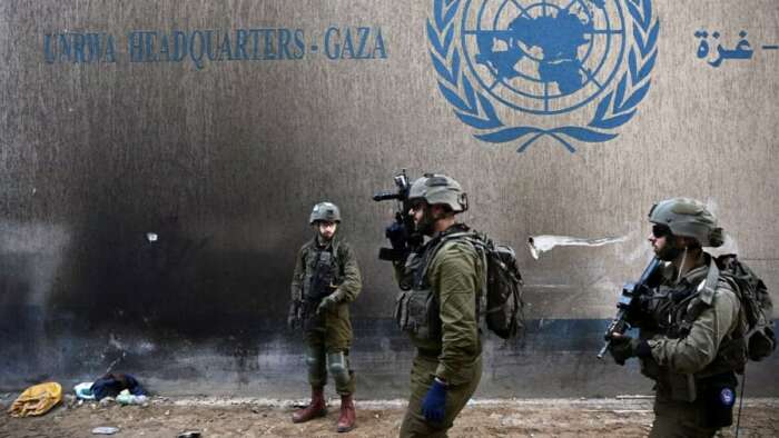israeli soldiers seen near the unrwa headquarters in gaza city Ce que l’interdiction de l’UNRWA par Israël signifie pour des millions de Palestiniens : en chiffres
