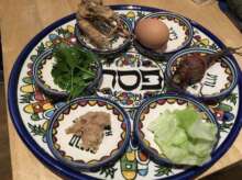 À Paris, un Pessah laïque organisé par des membres de l'UJFP 2 seder table larger À Paris, un Pessah laïque organisé par des membres de l'UJFP