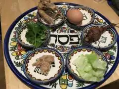 À Paris, un Seder laïque organisé par des membres de l’UJFP 2 seder table larger À Paris, un Seder laïque organisé par des membres de l’UJFP