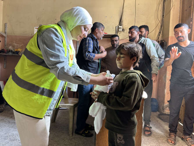 Abu Amir 25 4 25 distribution de vetements IMG 0485 Témoignage d'Abu Amir 25 avril 2025 (2) – Distribution de vêtements pour les enfants des pêcheurs à Gaza-ville
