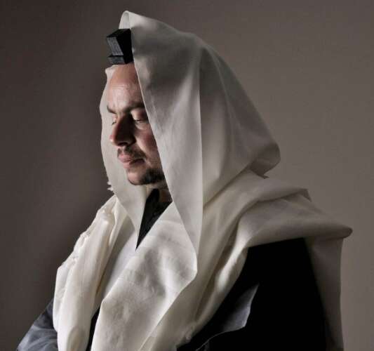 Gabriel hagai tefillin Lite 1024x961 1 Lettre ouverte de Gabriel Hagaï à Netanyahou pour demander le passage de la flottille vers Gaza.