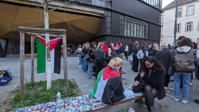 manif sciences po IEP Strasbourg : un partenariat contre l’éthique, validé par procuration