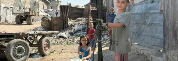 Ocha desenfants remplissent des seaux avec de leau Gaza Témoignage d'Abu Amir, le 24 juin 2025 – Toutes les guerres prennent fin… la guerre de Gaza continue