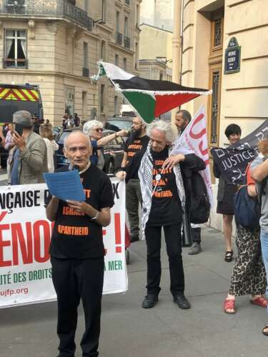 Paris 03 06 25 002 Intervention de Jean-Guy Greilsamer pour l'UJFP au rassemblement à proximité du GIFAS