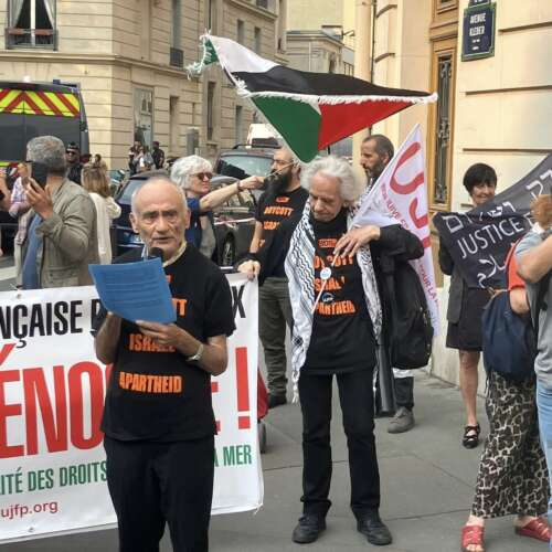 Paris 03 06 25 002 Intervention de Jean-Guy Greilsamer pour l'UJFP au rassemblement à proximité du GIFAS