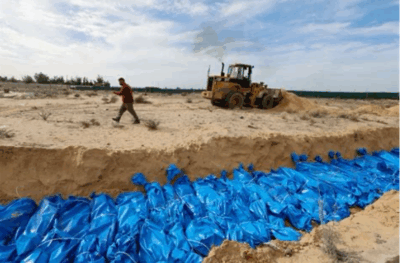 Photo des corps empaquetés et entassés dans une tranchée à Gaza
