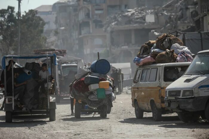 GzWCzema4AES8aE 700x467 1 Témoignage d’Abu Amir, le 26 août 2025 – L’exode de Gaza… quand la patrie se transforme en une valise ouverte sur l’inconnu