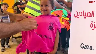 Abu Amir 17 9 25 Distribution de vetements enfants de pecheurs Témoignage d’Abu Amir, le 17 septembre 2025 - Rapport élargi sur la situation des pêcheurs dans la bande de Gaza et les efforts de l’UJFP pour les secourir