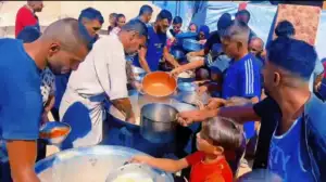 Abu Amir 10 10 25 Aide alimentaire IMG 2174 Témoignage d'Abu Amir, le 10 octobre 2025 - Travail humanitaire dans la bande de Gaza : Enfants attendant la nourriture et femmes libérant l'espoir : Gaza à l'époque du déplacement