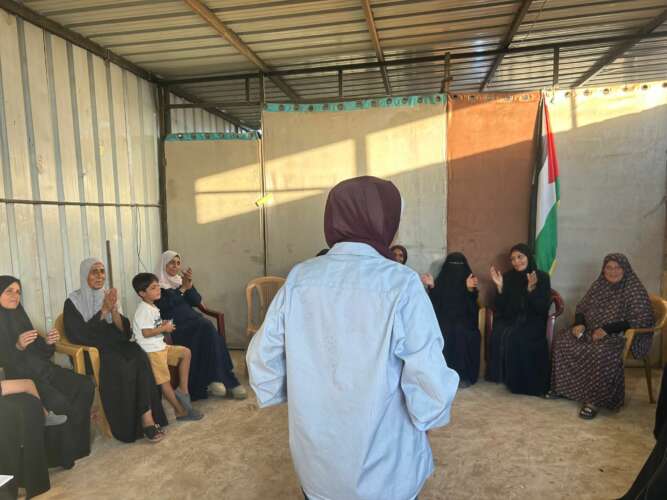 Abu Amir 12 10 25 Ateliers psy IMG 2220 Témoignage d'Abu Amir, le 12 octobre 2025 - Atelier de soutien psychologique pour les femmes déplacées du camp Al-Najaat, dans la région d’Al-Mawasi – Khan Younès