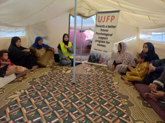 Abu Amir 25 10 25 Atelier psy IMG 2581.jpeg Témoignage d'Abu Amir le 25 octobre 2025 - « Le voyage de guérison parmi les décombres : Atelier de soutien psychologique pour les femmes du camp Al-Asdiqaa, ouest de Deir al-Balah »