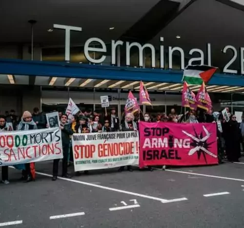 Roissy 4 700x467.jpeg Participation de l'UJFP à la grande manifestation à l'appel des travailleur.ses de Roissy contre les livraisons d'armes à Israël