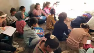 Témoignage d'Abu Amir, le 24 novembre 2025 - À Gaza, l’éducation : un pilier dans la construction de l’identité 14 des enfants assis par terre - Abu Amir 24 nov embre 2025