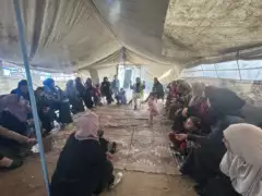 Témoignage d'Abu Amir, le 18 décembre 2025 - Les femmes de Gaza déclarent : Nous retrouvons notre force 8 Table ronde de femmes dans une tennte - Gaza