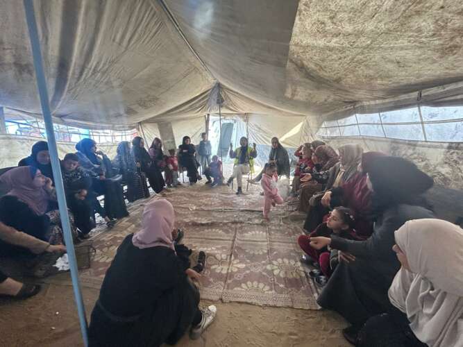 Table ronde de femmes dans une tennte - Gaza