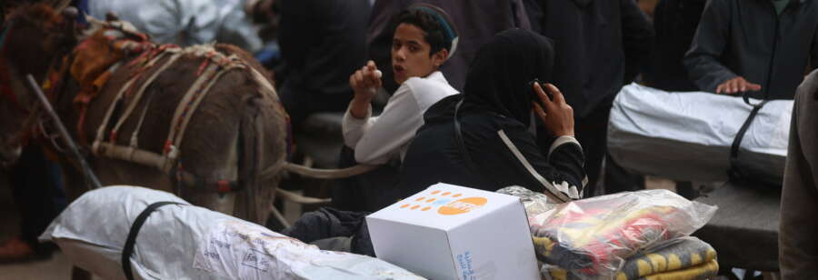 Scène de population déplacée - en fant, ane, charette