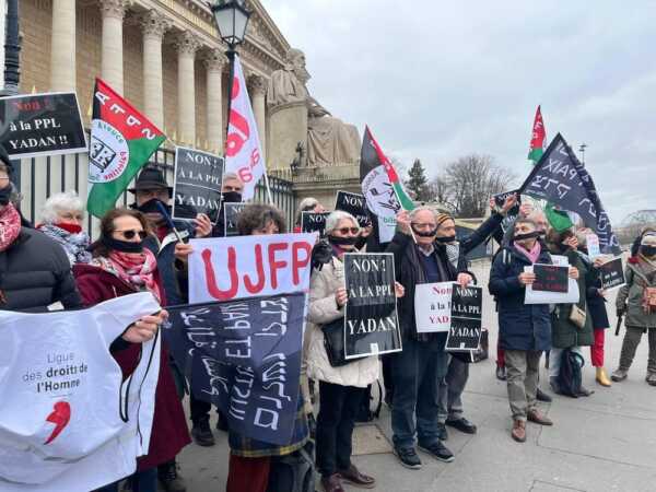 photo devant AN Yadan Combattre la loi Yadan jusqu'au rejet
