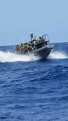 Flottille Global Sumud : ALERTE ROUGE ! Nouvelle interception illégale par l’armée israélienne de la Global Sumud Flottilla dans les eaux internationales 3 Bateau de larmee israelienne Flottille Global Sumud : ALERTE ROUGE ! Nouvelle interception illégale par l’armée israélienne de la Global Sumud Flottilla dans les eaux internationales
