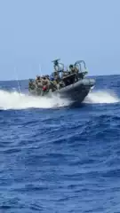 Flottille Global Sumud : ALERTE ROUGE ! Nouvelle interception illégale par l’armée israélienne de la Global Sumud Flottilla dans les eaux internationales 4 Bateau de larmee israelienne Flottille Global Sumud : ALERTE ROUGE ! Nouvelle interception illégale par l’armée israélienne de la Global Sumud Flottilla dans les eaux internationales